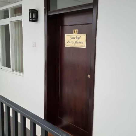 The Grand Royal Luxury Apartment Νουβάρα Ελίγια Εξωτερικό φωτογραφία